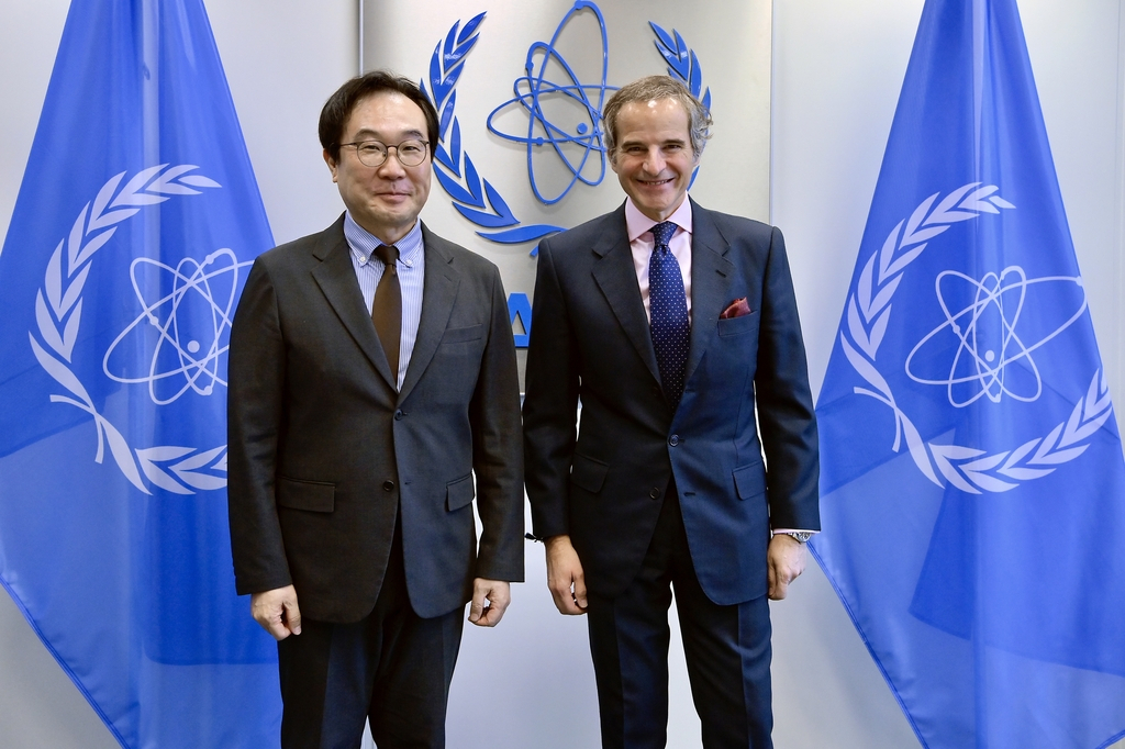 Second Vice Foreign Minister Lee Do-hoon (left) and Rafael Grossi, director-general of the International Atomic Energy Agency, pose for a photo before talks in Vienna, Austria on Tuesday. (Ministry of Foreign Affairs)