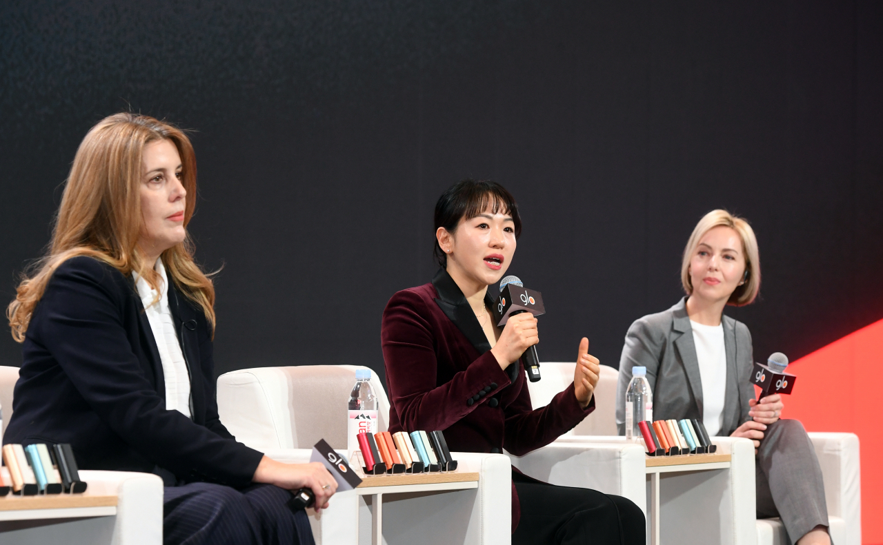(From left) Elly Criticou, global category director of tobacco heating products, BAT Rothmans Country Manager Kim Eun-ji, and Emma Dean, head of marketing for the North Asia area, attend BAT's recent press conference held in Seoul on Feb. 14. (BAT Rothmans)