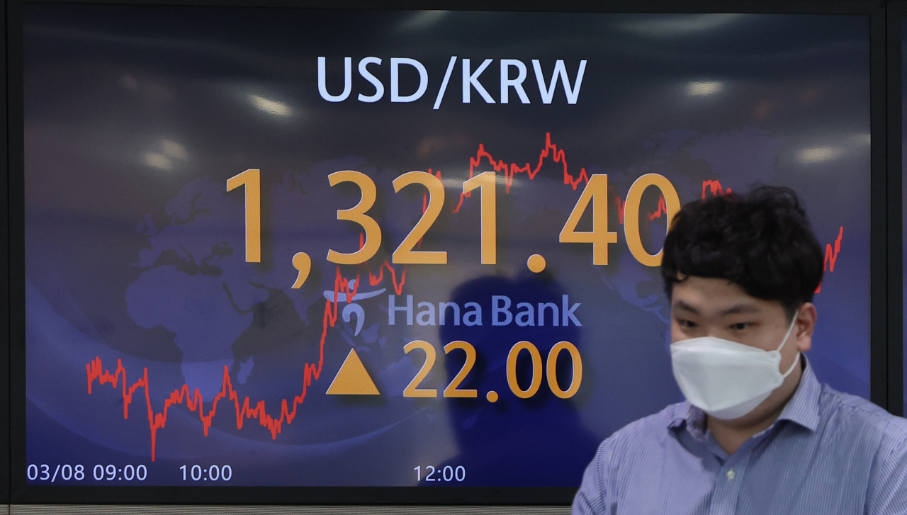 An electronic boards showing the Korea Composite Stock Price Index at a dealing room of the Hana Bank headquarters in Seoul on Wednesday (Yonhap)