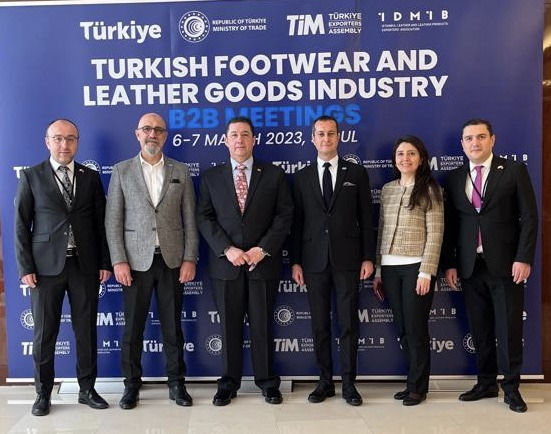 Turkish ambassador to Korea Murat Tamer(third from left), Turkish embassy’s commercial counselor Ayse Ferdag Tekin(fifth from left), IDMIB Vice President Oguz Inner(second from left), and IDMIB Treasurer Ismail Turgut pose for a group photo promoting the Turkish leather industry at the Westin Chosun Hotel in Seoul from March 6–7.