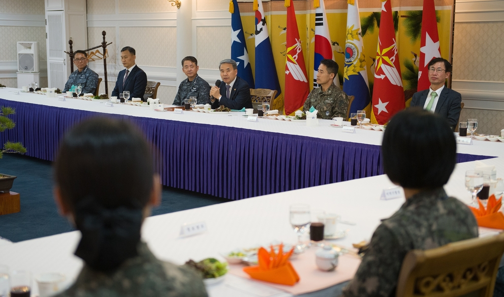 Defense Minister Lee Jong-sup (4th from R) speaks with service members of the Navy's Submarine Force Command at the unit in Changwon, 398 kilometers southeast of Seoul, on March 9, 2023, in this photo provided by his office. (PHOTO NOT FOR SALE) (Yonhap)