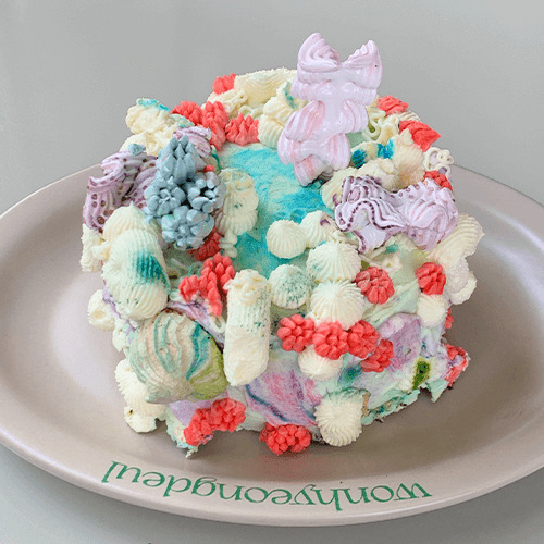 Meringue cake inspired by a coral island (Wonhyeongdeul)