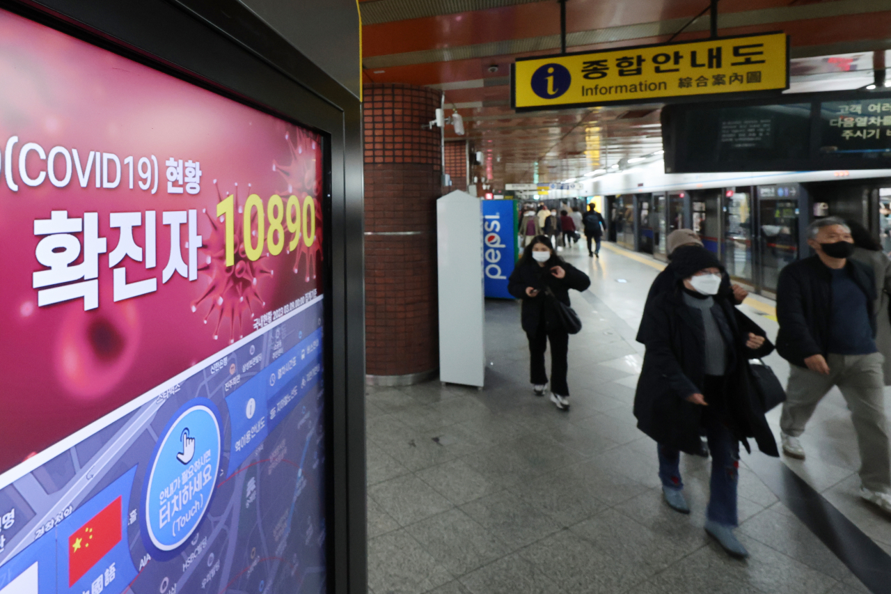 An electronic bulletin shows the number of daily infections at a subway station in Seoul amid eased COVID-19 virus curbs on Thursday. (Yonhap)