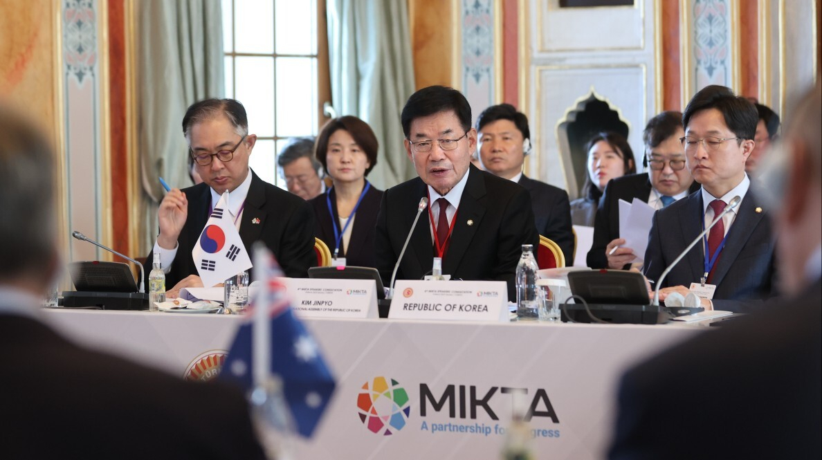 South Korean National Assembly Speaker Kim Jin-pyo (center) speaks at the eighth MIKTA speakers’ meeting in Istanbul, Thursday. (National Assembly Speaker’s Office)