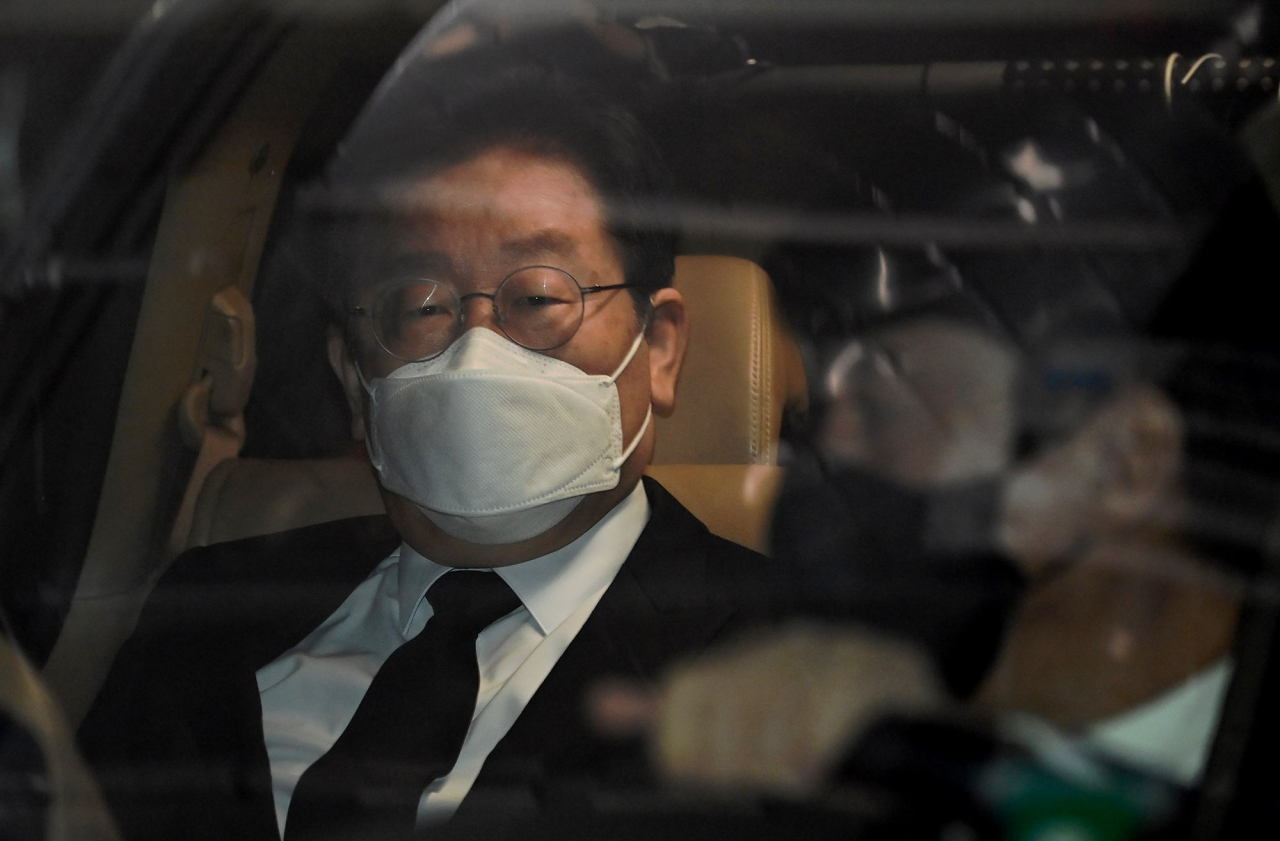 Opposition leader Lee Jae-myung leaves the mortuary of his former chief of staff in Seongnam, Gyeonggi Province on Friday. (Yonhap)