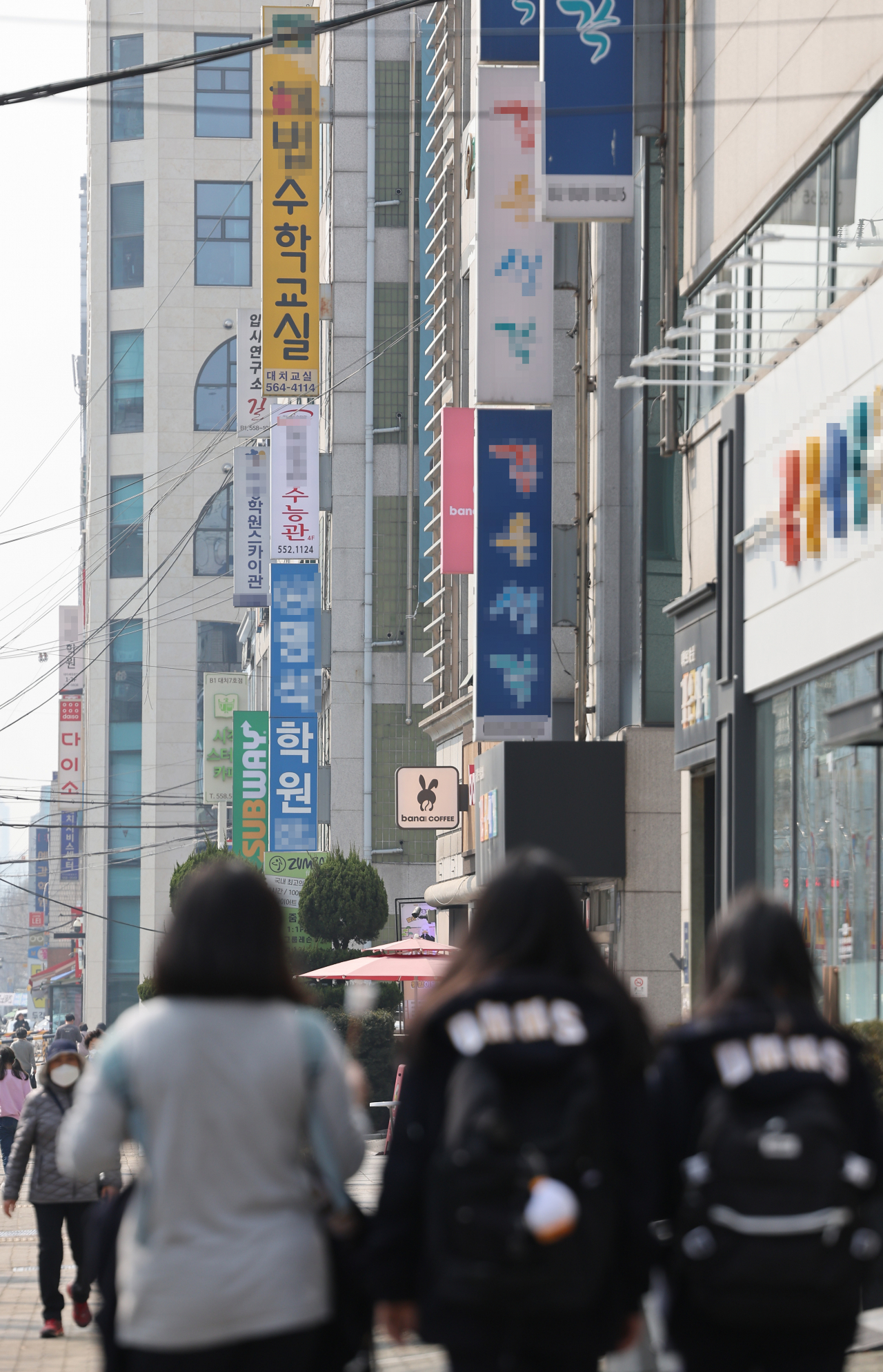 Students are seen on streets lined with hagwons in Daechi-dong, the neighborhood in Seoul’s Gangnam district dubbed the “No. 1 avenue for private education,” on Tuesday. (Yonhap)