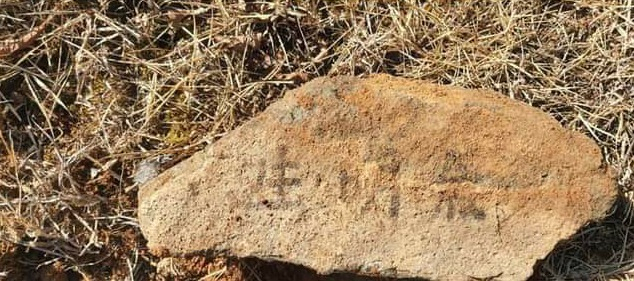 A photo of a stone with a curse in Chinese characters written on it, which allegedly was buried in the ground next to Lee Jae-myung's parents' graves in Bonghwa-gun, North Gyeongsang Province. (Lee Jae-myung's Facebook account)