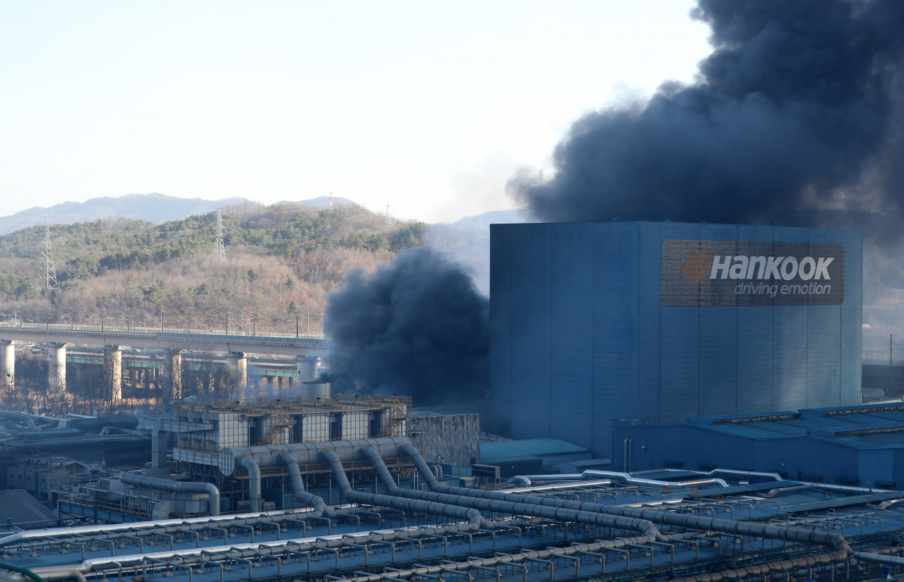 Hankook Tire and Technology's Daejeon plant on Monday is engulfed with smoke from a fire that broke out at 10:09 p.m. Sunday. (Yonhap)
