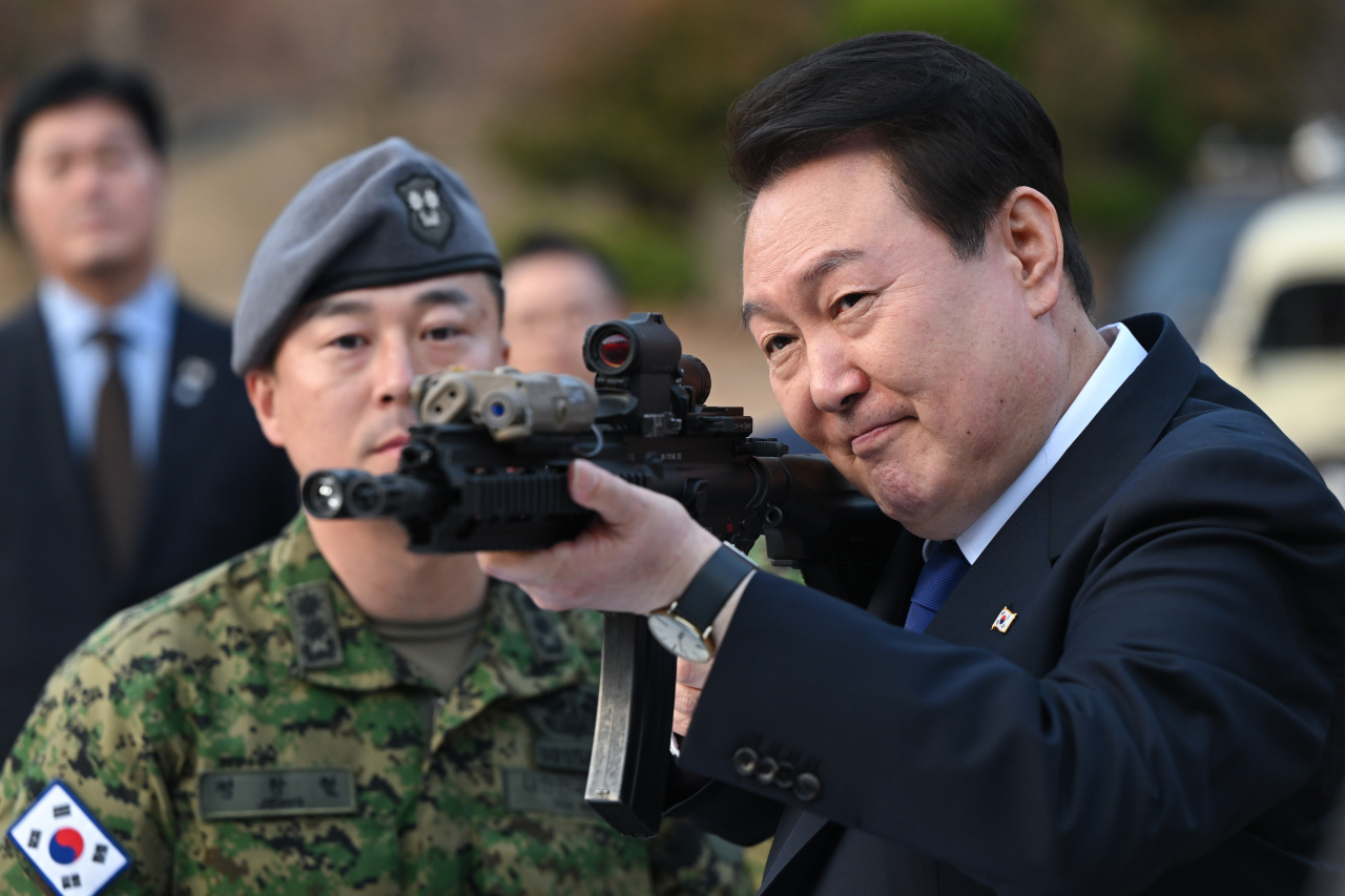 President Yoon Suk Yeol (right) during a visit to a Navy special forces unit in Changwon, South Gyeongsang Province on Friday. (Yoon’s office)