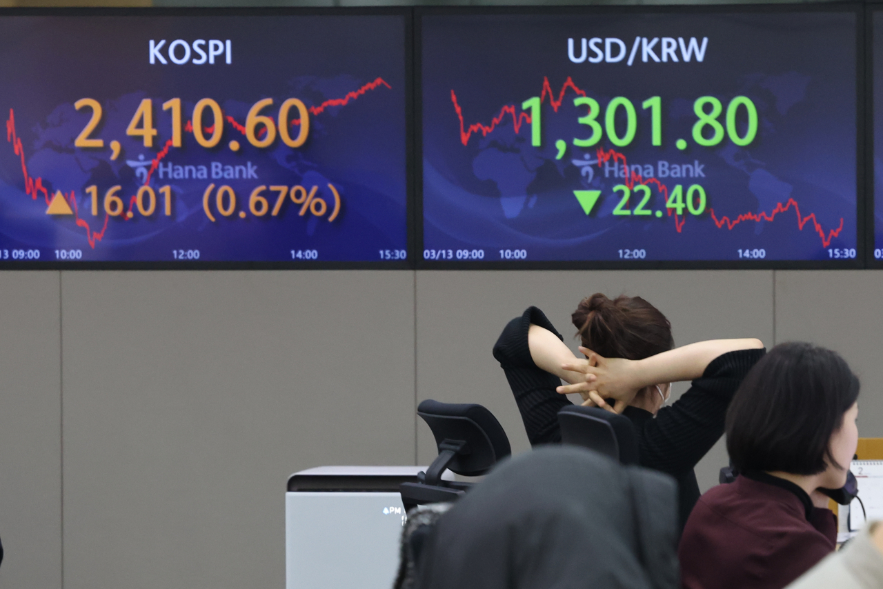 An electronic board showing the Korea Composite Stock Price Index at a dealing room of the Hana Bank headquarters in Seoul on Tuesday. (Yonhap)