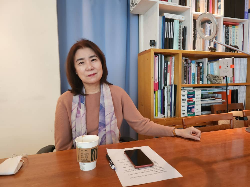 Professor Bae Jeong-weon of Sejong University at her home in Seoul talks to The Korea Herald in February. ( Song Jung-hyun/The Korea Herald)