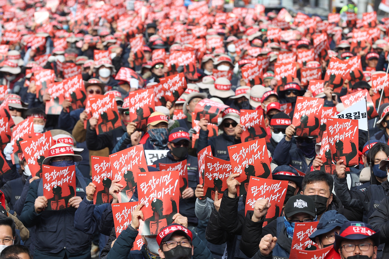 Members of the Korean Confederation of Trade Unions hold a resolution meeting and shout slogans condemning Yoon Suk Yeol's government on Sejong-daero in Jung-gu, Seoul, on Feb. 28. (Yonhap)