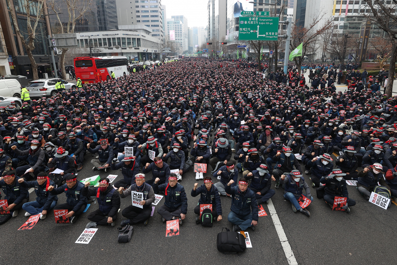Members of the construction union of the Korean Confederation of Trade Unions hold a pre-meeting before marching in the direction of Sungnyemun near Jonggak Station in Jongno-gu, Seoul, on Feb. 28. (Yonhap)
