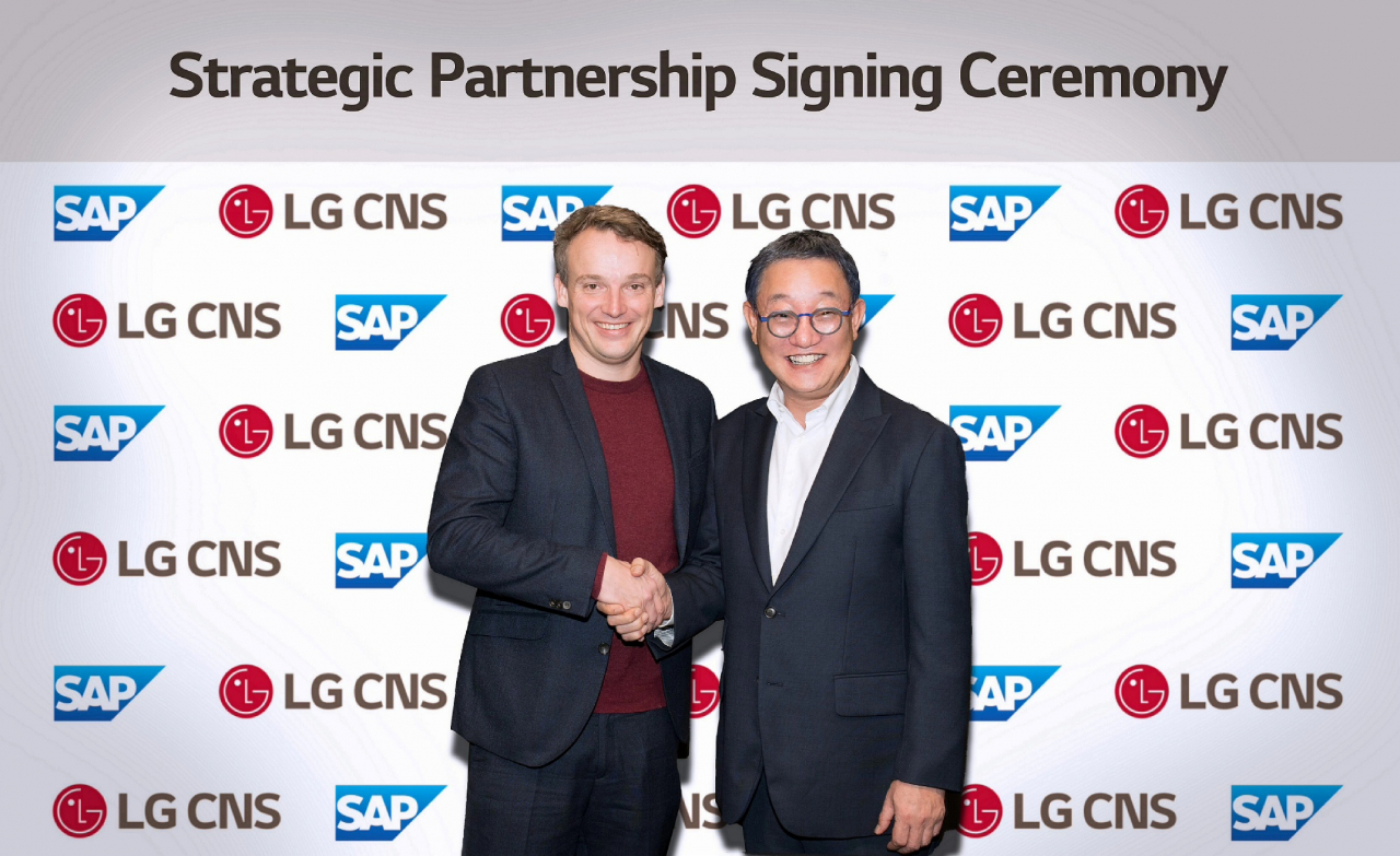 LG CNS CEO Hyun Shin-gyoon (right) and SAP CEO Christian Klein pose for a photo during a signing ceremony held in Walldorf, Germany, on March 10. (LG CNS)