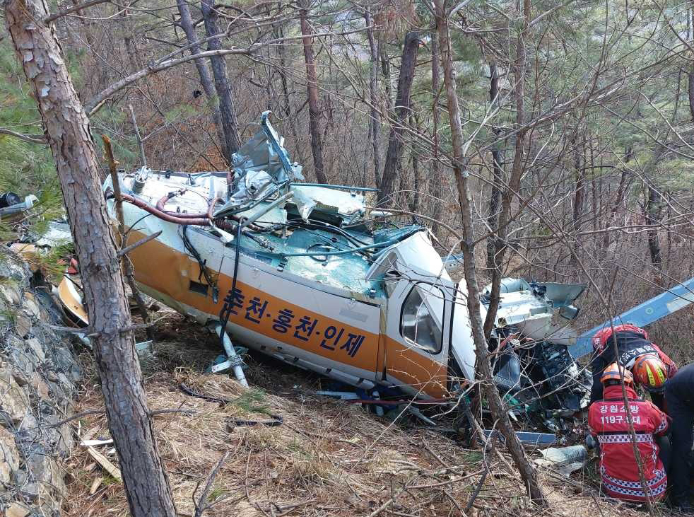 A crashed helicopter in Yeongwol-gun, Gangwon Province (Yonhap)