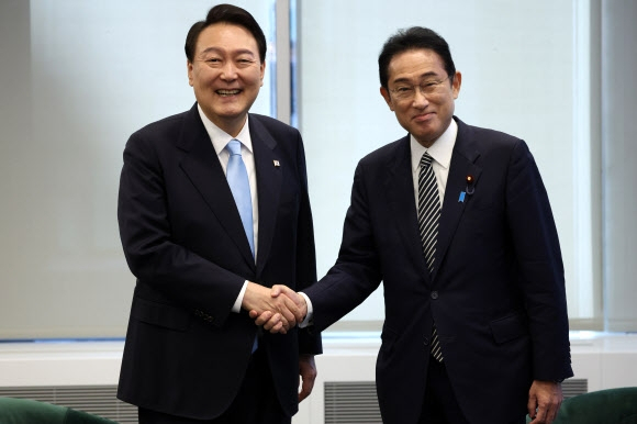 President Yoon Suk Yeol (left), Japanese Prime Minister Fumio Kishida (Yonhap)