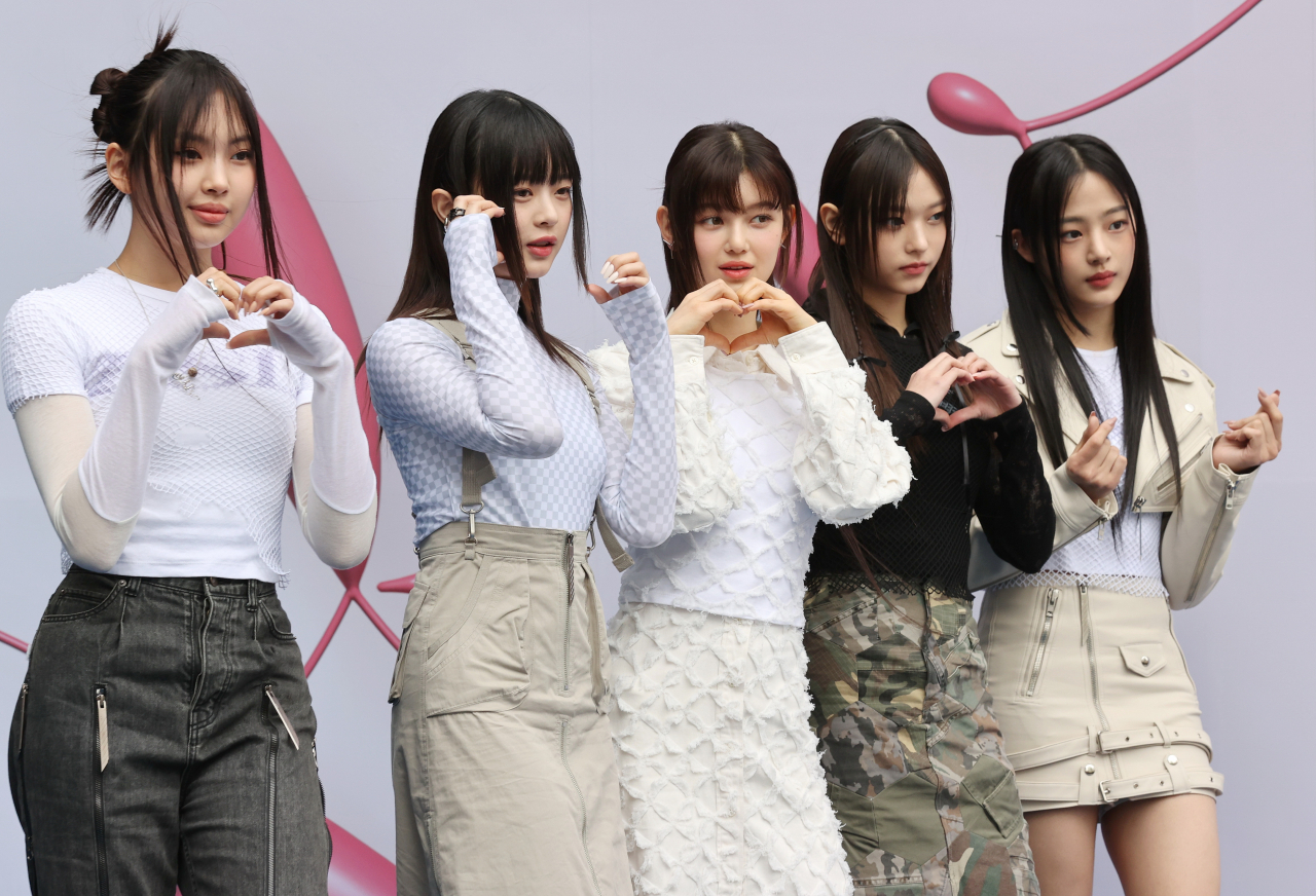 NewJeans pose for a photo at 2023 Seoul Fashion Show held at Dongdaemun Design Plaza in Jung-gu, Seoul, Wednesday. (Yonhap)