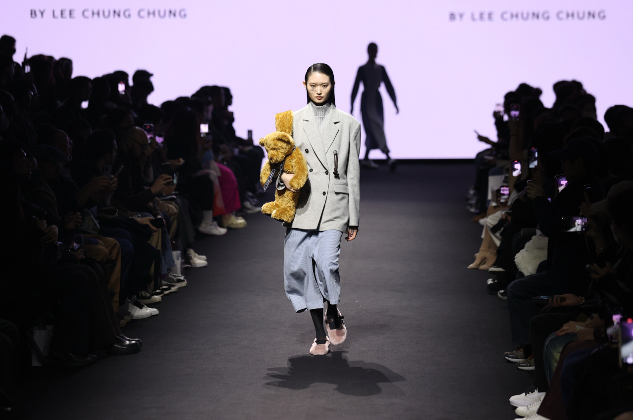 A model walks during the LIE by Lee Chung-chung 2023 FW collection show held during Seoul Fashion Week at Dongdaemun Design Plaza in Jung-gu, Seoul, Wednesday. (Yonhap)