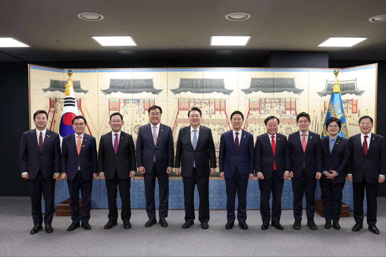 President Yoon Suk-yeol (fifth from left) pose for a photograph with the ruling People Power Party leaders on Monday. From left: supreme council member Jang Ye-chan, supreme council member Rep. Tae Yong-ho, floor leader Rep. Joo Ho-young, emergency steering committee chair Rep. Chung Jin-suk, President Yoon Suk-yeol, chairperson Rep. Kim Gi-hyeon, supreme council member Kim Jae-won, supreme council member Kim Byung-min, supreme council member Rep. Cho Su-jin, and secretary general Rep. Lee Chul-gyu. (courtesy of Rep. Tae Yong-ho office)