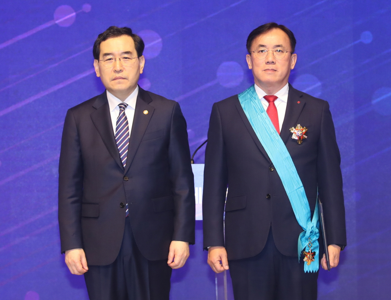LG Innotek CEO Jeong Cheol-dong (right) poses with Minister of Industry, Trade and Energy Lee Chang-yang after receiving the Gold Tower Order of Industrial Service Merit at the annual Trade Day ceremony in Seoul, Wednesday. (LG Innotek)