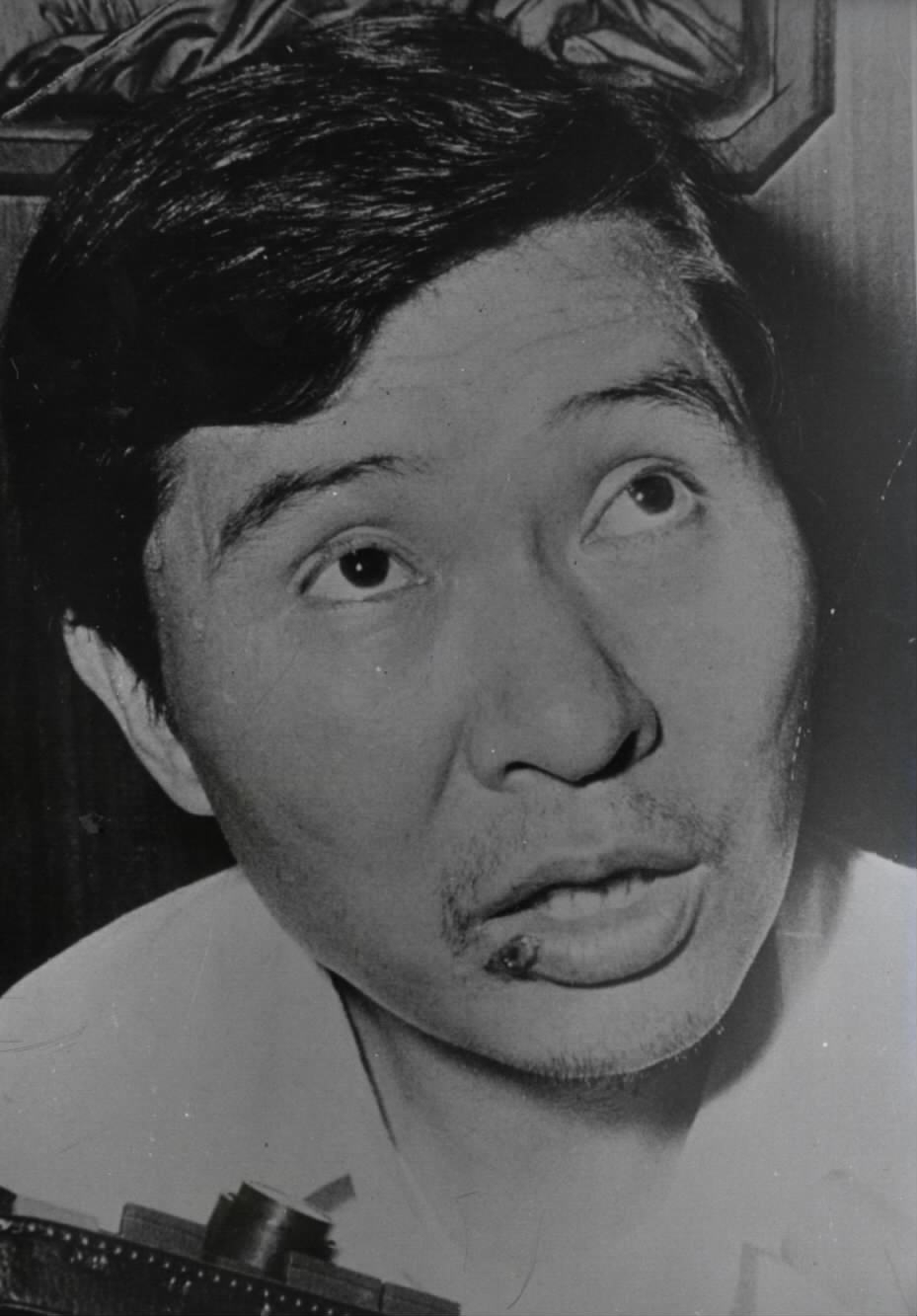 Kim, surrounded by journalists, speaks on the phone at his home in Seoul on Aug. 13, 1973, five days after his abduction in Japan. (The Korea Herald)