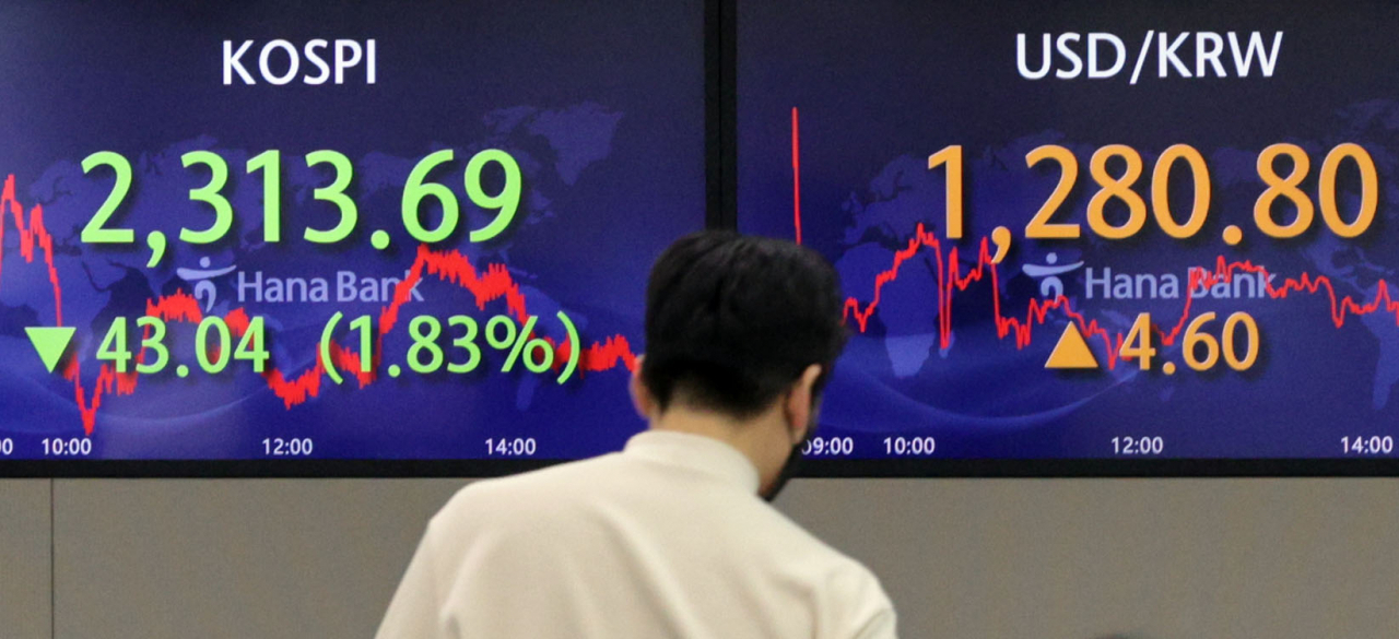 An electronic board showing the Korea Composite Stock Price Index at a dealing room of the Hana Bank headquarters in Seoul on Thursday (Yonhap)