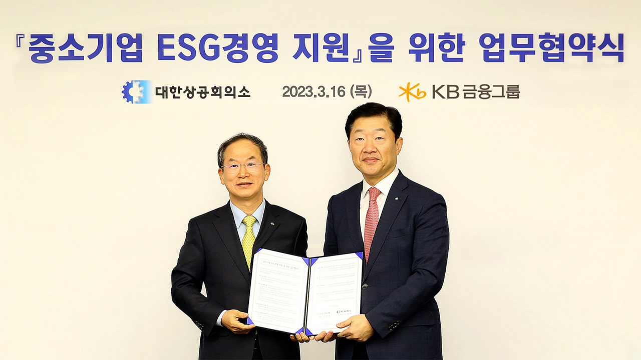 KB Financial Group Vice Chairman Yang Jong-hee (left) and Woo Tae-hee, executive vice chairman of the Korea Chamber of Commerce and Industry, sign a memorandum of understanding jointly to support small and medium-sized enterprises' ESG management at the KCCI headquarters in Seoul on Thursday (KB Financial Group)