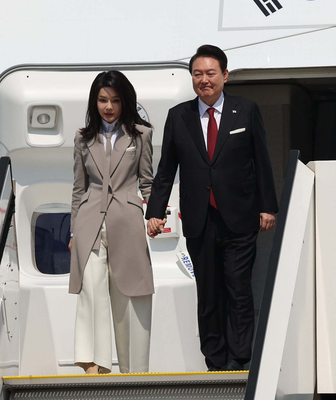 President Yoon Suk Yeol (right) and first lady Kim Keon Hee arrive at Tokyo International Airport in Tokyo, Japan on Thursday for a two-day summit with Prime Minister Fumio Kishida. (Yonhap)