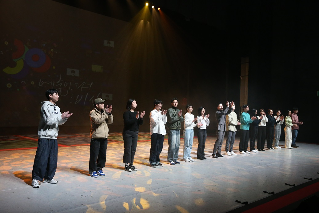 Students and alumni of K-Arts, including musical actor Yang Joon-mo, greeted the audience after performing their original musical, 