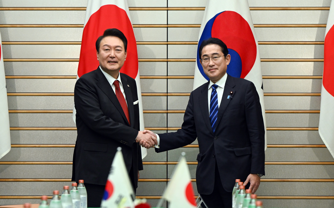 President Yoon Suk Yeol(left) shakes hands with Japanese Prime Minister Fumio Kishida (Yonhap)