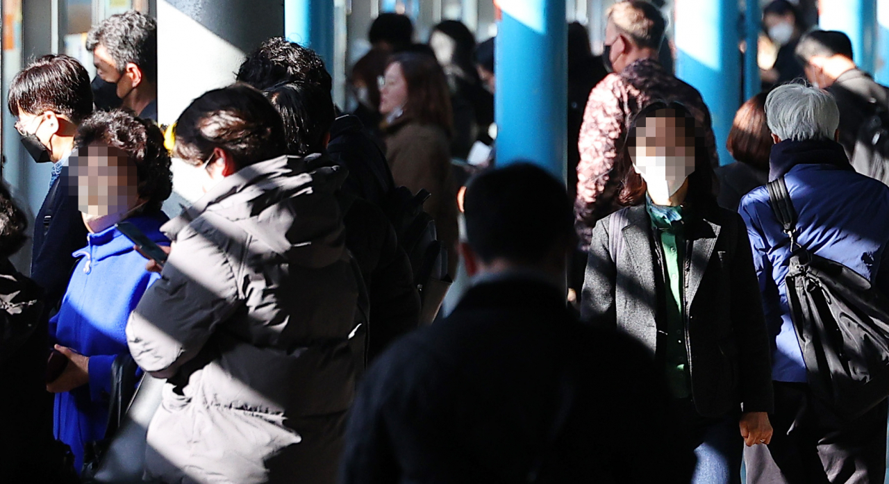 People wear masks at the Shindorim subway station in Seoul last Tuesday. (Yonhap)