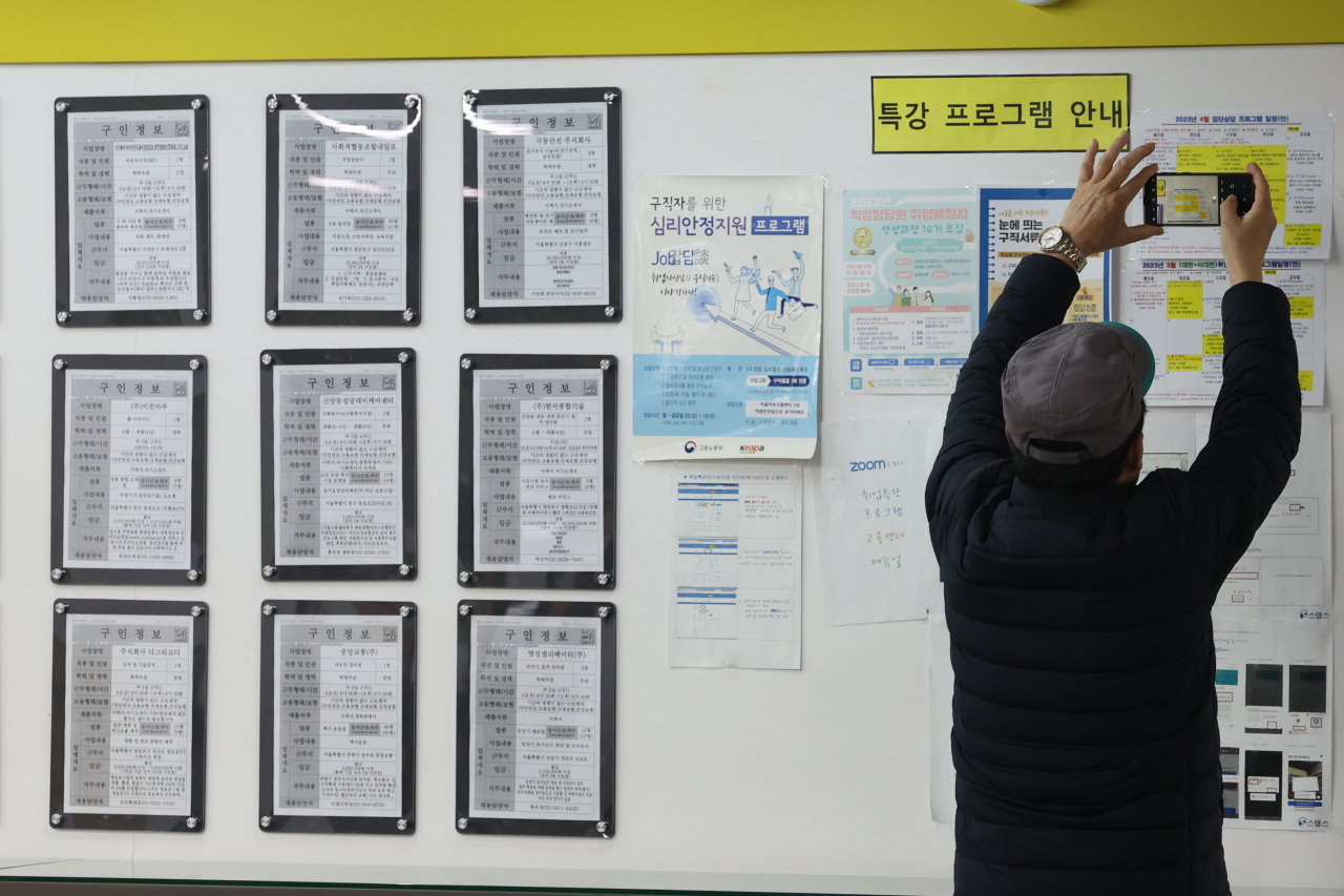 A job seeker looks at the job information bulletin board at the Korea Employment Information Service Center in Mapo-gu, Seoul, on Wednesday. (Yonhap)
