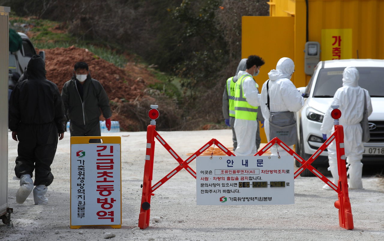 Quarantine officials prepare to cull chickens at a farm in Naju, 355 kilometers south of Seoul, on March 11, 2021, in an effort to contain the spread of bird flu, in this file photo. (Yonhap)
