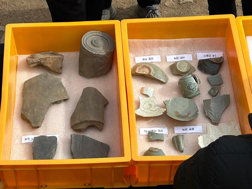 Relics unearthed from a construction site in Sinyeong-dong of Jongno, Seoul, are shown on Monday. (Yonhap)
