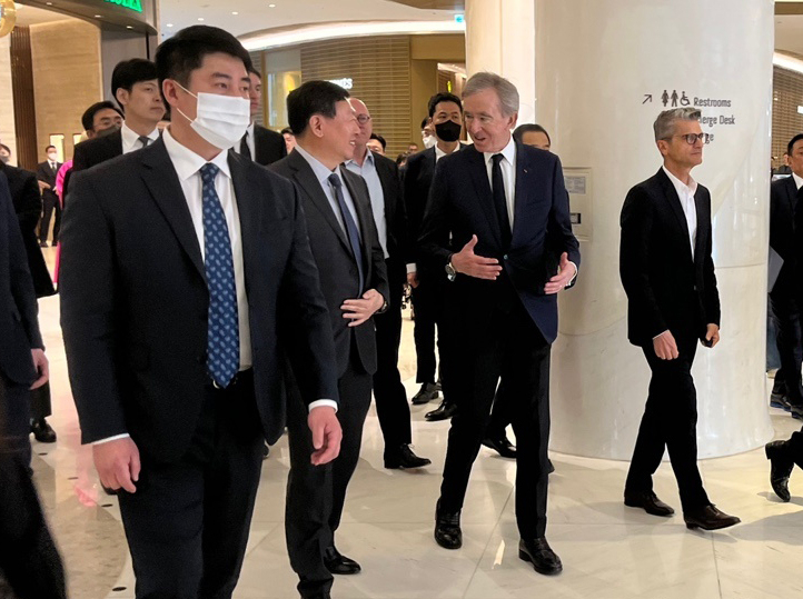 Lotte Group Chairman Shin Dong-bin (second from left) and CEO of LVMH Bernard Arnault (third from left) walk in Lotte Department Store’s luxury wing Avenuel in Jamsil, southern Seoul, Monday. (Yonhap)