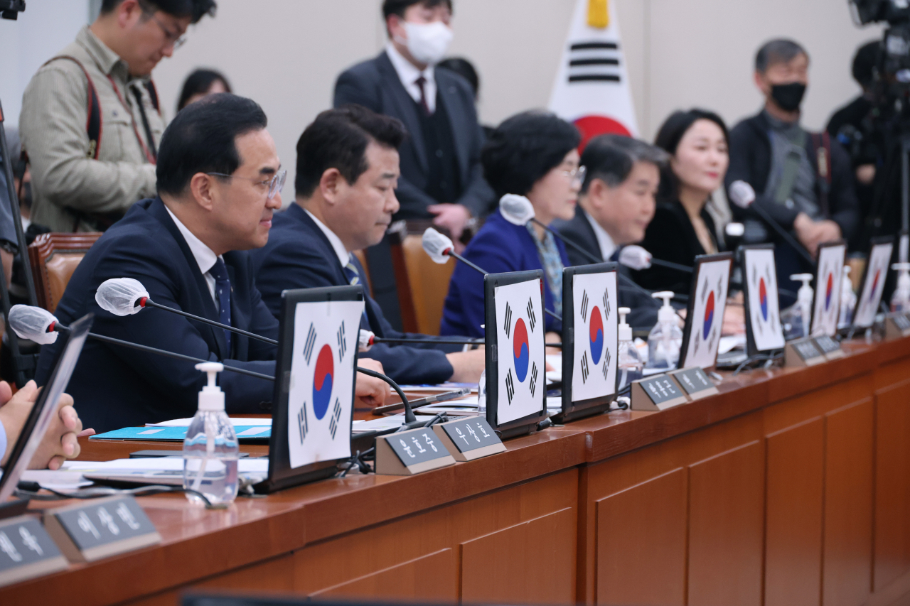 The Democratic Party of Korea lawmakers speak at the plenary session of the National Assembly foreign affairs committee on Tuesday. (Yonhap)