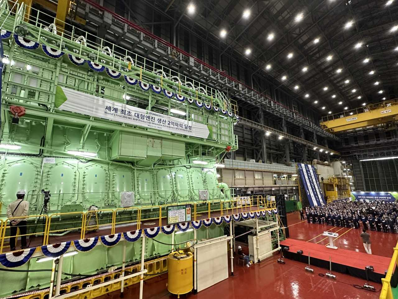 Hyundai Heavy Industries holds a ceremony to mark its engine production milestone of 200 million horsepower at its engine production plant in Ulsan on Wednesday. On the left is the company's 74,720-horsepower large vessel engine. (HD Hyundai)
