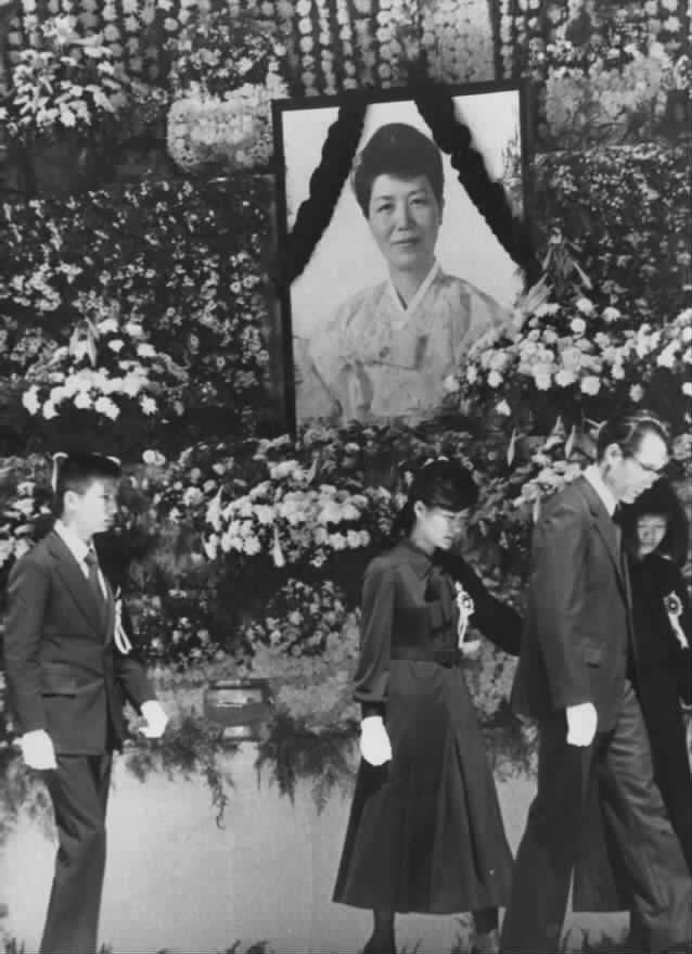The funeral altar for Yuk (The Korea Herald)
