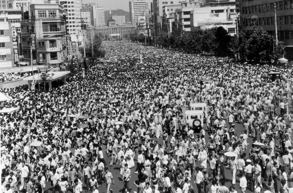 Crowds gather to bid farewell to Yuk Young-soo during a national funeral ceremony in central Seoul on Aug. 19, 1974. (Seoul Metropolitan Archives)