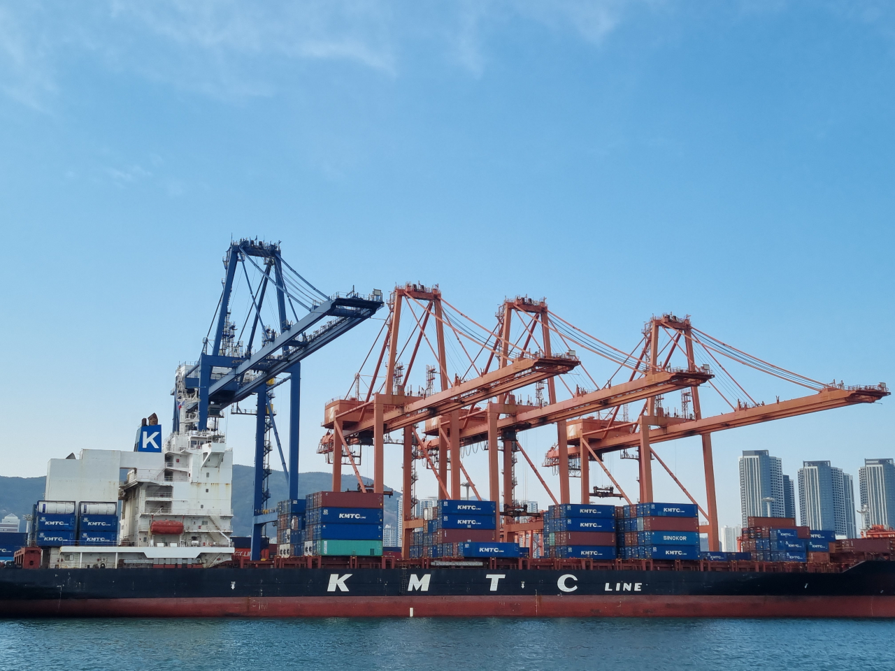 A scenic view of Busan's North Port with cranes standing along a pier. (Son Ji-hyoung/The Korea Herald)