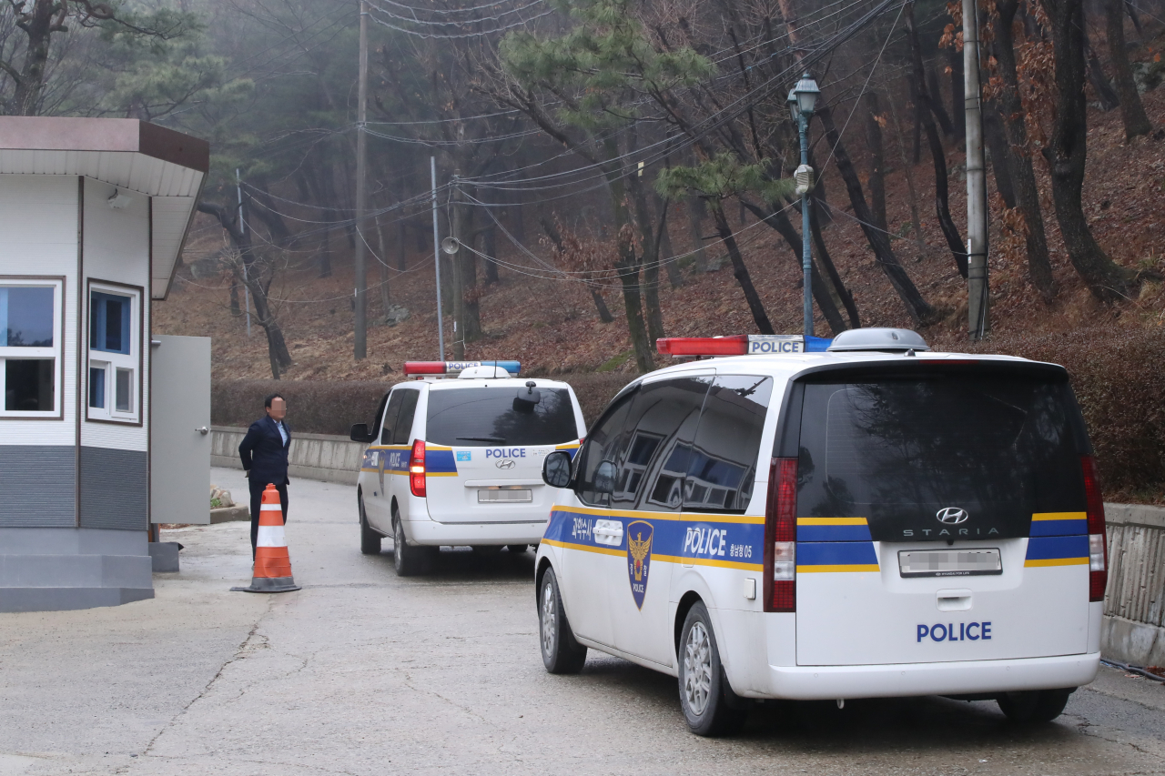 Police vehicles enter the compound belonging to South Korean religious group Christian Gospel Mission or Jesus Morning Star, led by Jeong Myeong-seok, located in Wolmyeong-dong, Geumsan, South Chungcheong Province. (Yonhap)