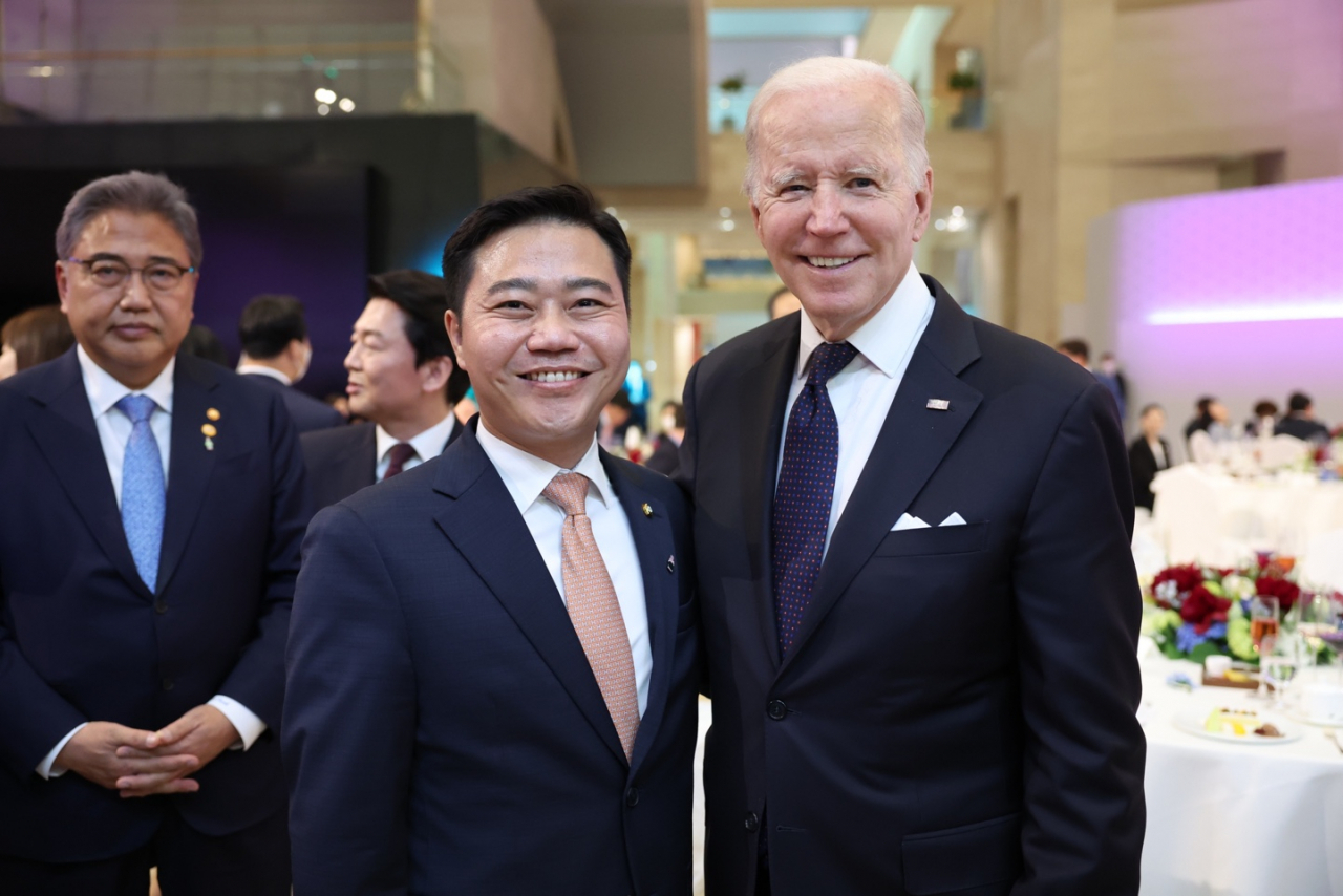 Rep. Ji Seong-ho and US President Joe Biden (right) meet at an official dinner at the National Museum of Korea in Seoul on May 22, 2022. (Ji’s office)