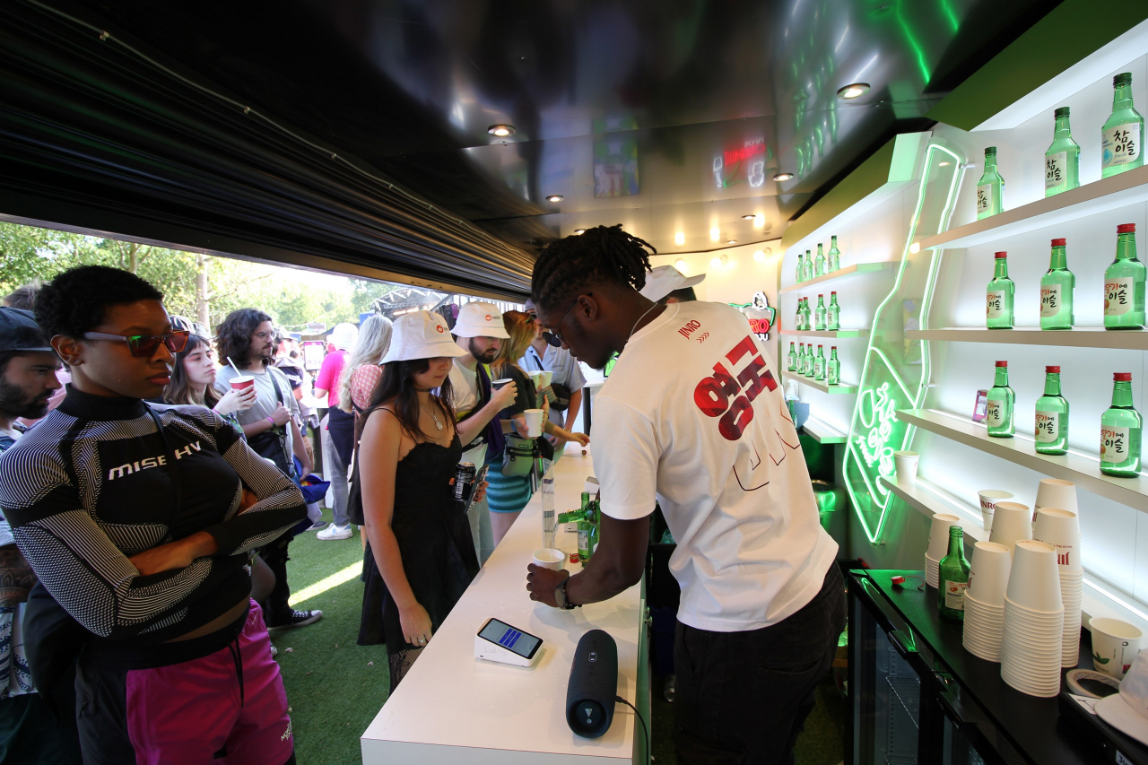Customers line up to taste HiteJinro's soju products at HiteJinro booth during the All Points East music festival in August 2022 in London. (HiteJinro)