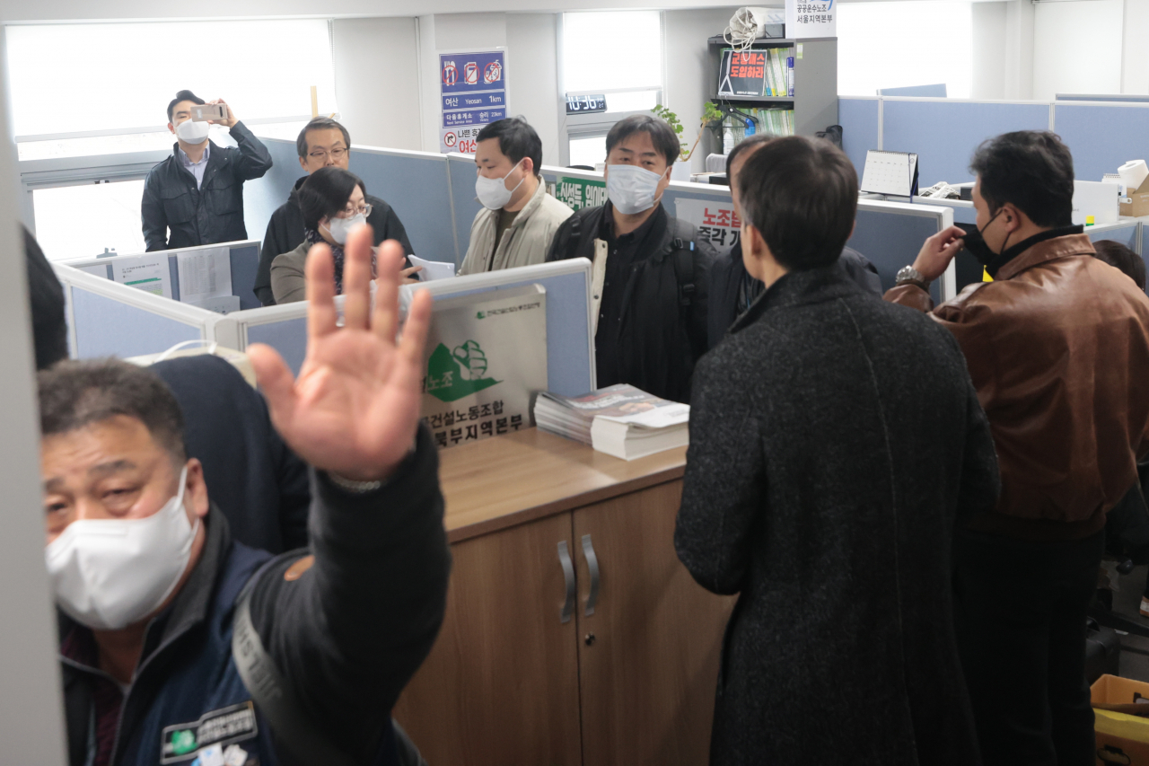 A police raid is under way at a Mapo office of the Korean Construction Workers' Union last Tuesday. (Yonhap)