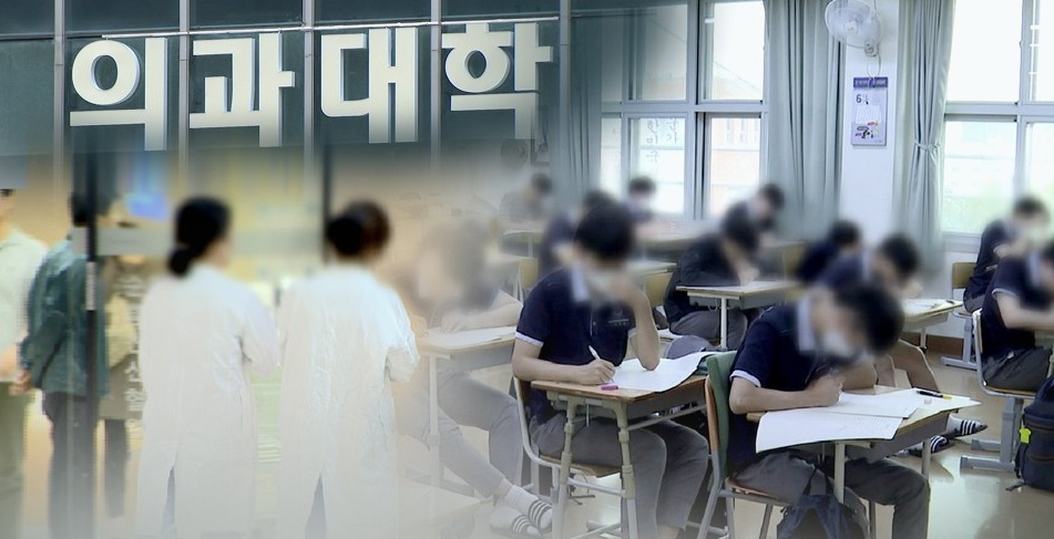 This combined image shows students in a South Korean medical school and high school students taking Suneung. (Yonhap)