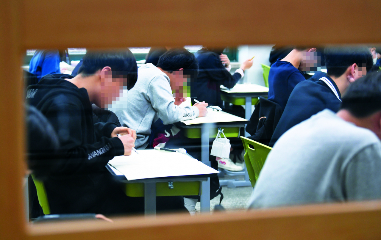 Seniors at a high school in Seoul take a test on Thursday. (Joint Press Corp.)