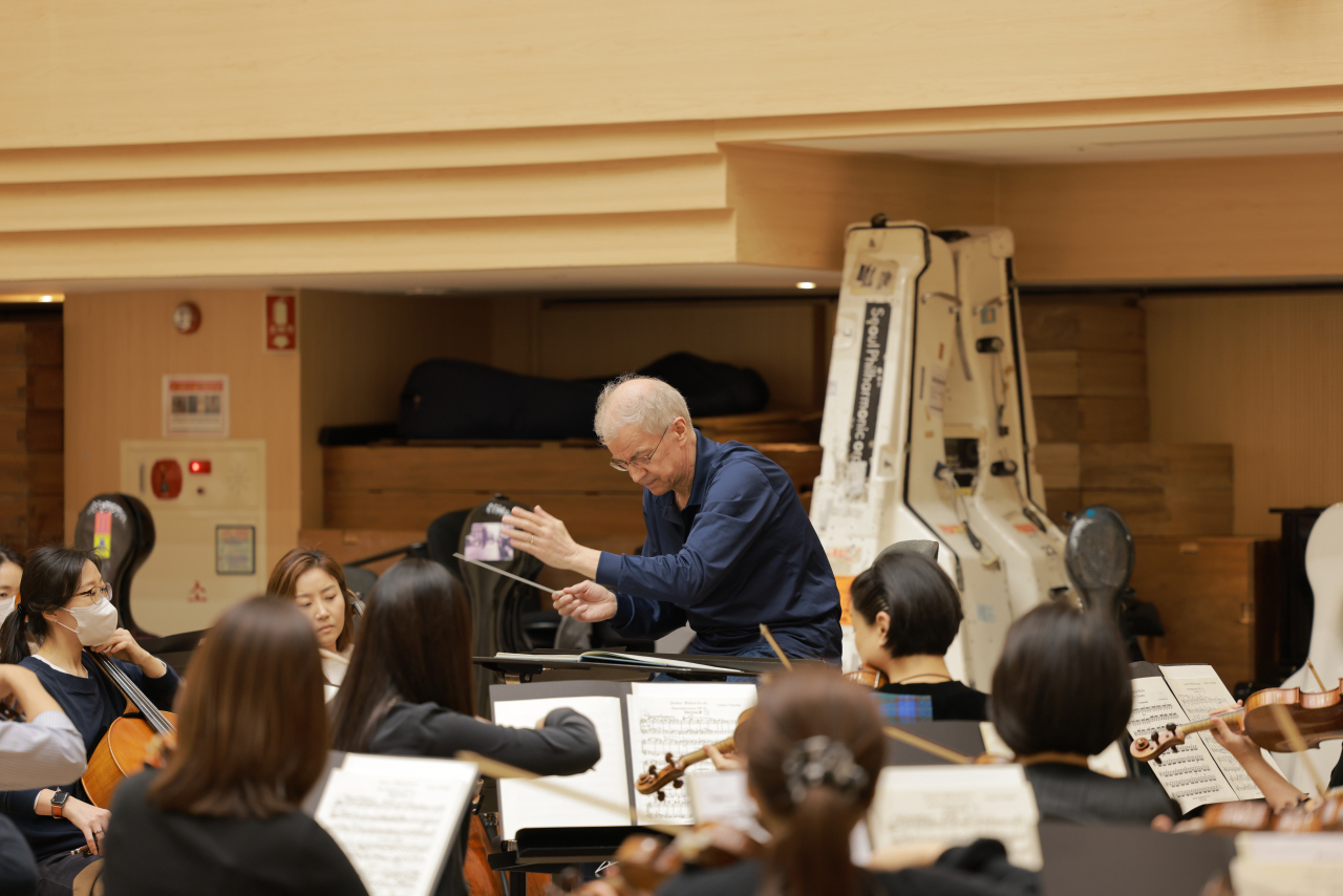 Conductor Osmo Vanska conducts during a rehearsal in the Seoul Philharmonic Orchestra's rehearsal room at the Sejong Center for Performing Arts on Tuesday. (SPO)