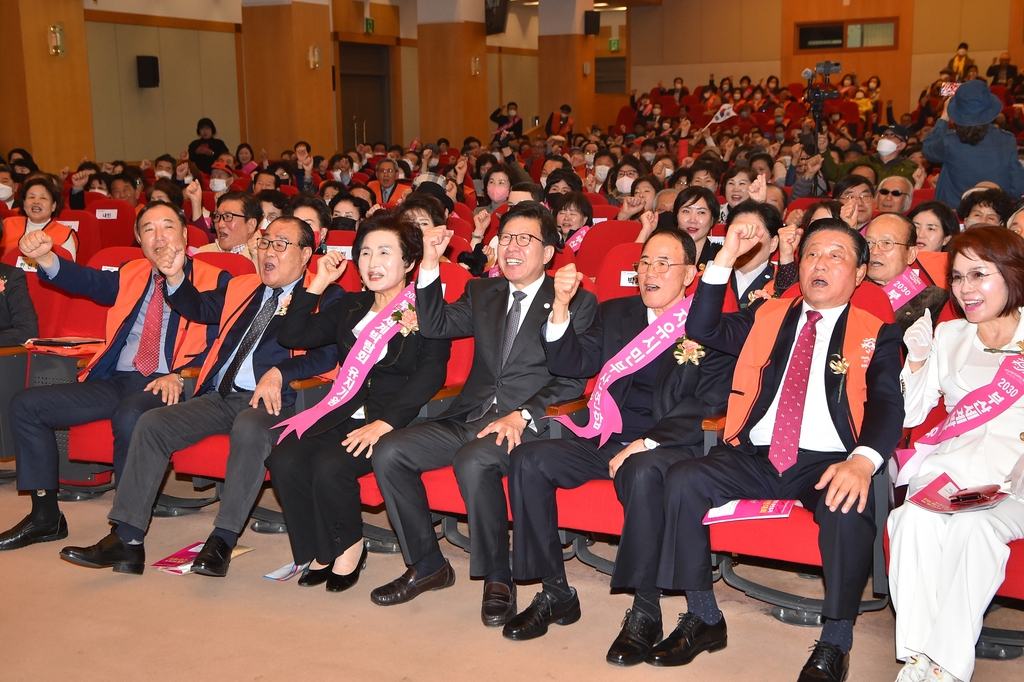Busan Mayor Park Heong-joon (fourth from left, front row) celebrates the launch of 