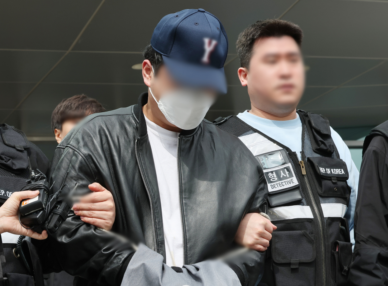 The son of Nam Kyung-pil, former governor of Gyeonggi Province, leaves the Yongin Dongbu Police Station in Yongin, Gyeonggi Province, Saturday. (Yonhap)