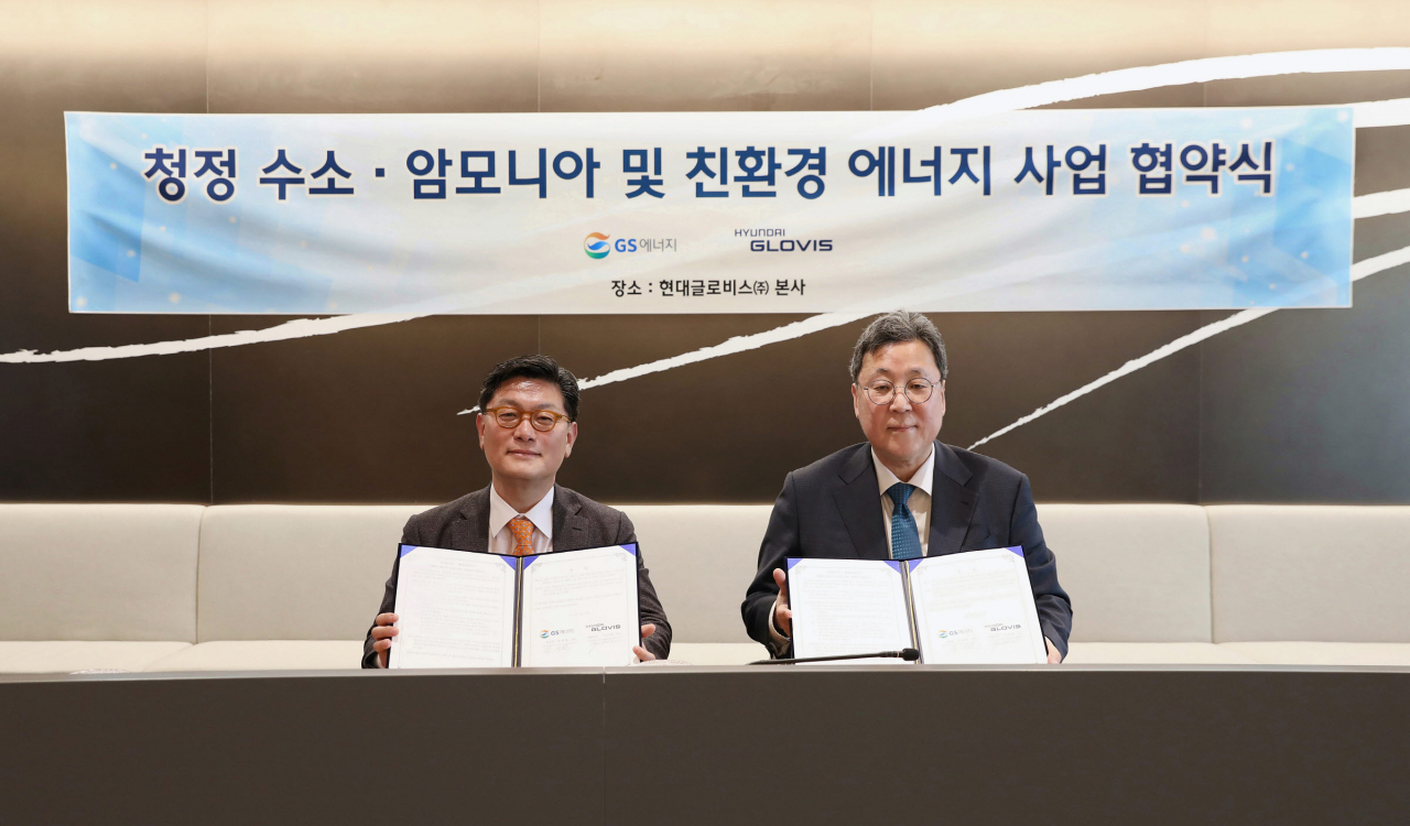 Hyundai Glovis CEO Lee Kyoo-bok (right) and GS Energy vice president Kim Seong-won pose for a photo during a signing ceremony held at Hyundai Glovis headquarters in Seoul, Monday. (Hyundai Glovis)
